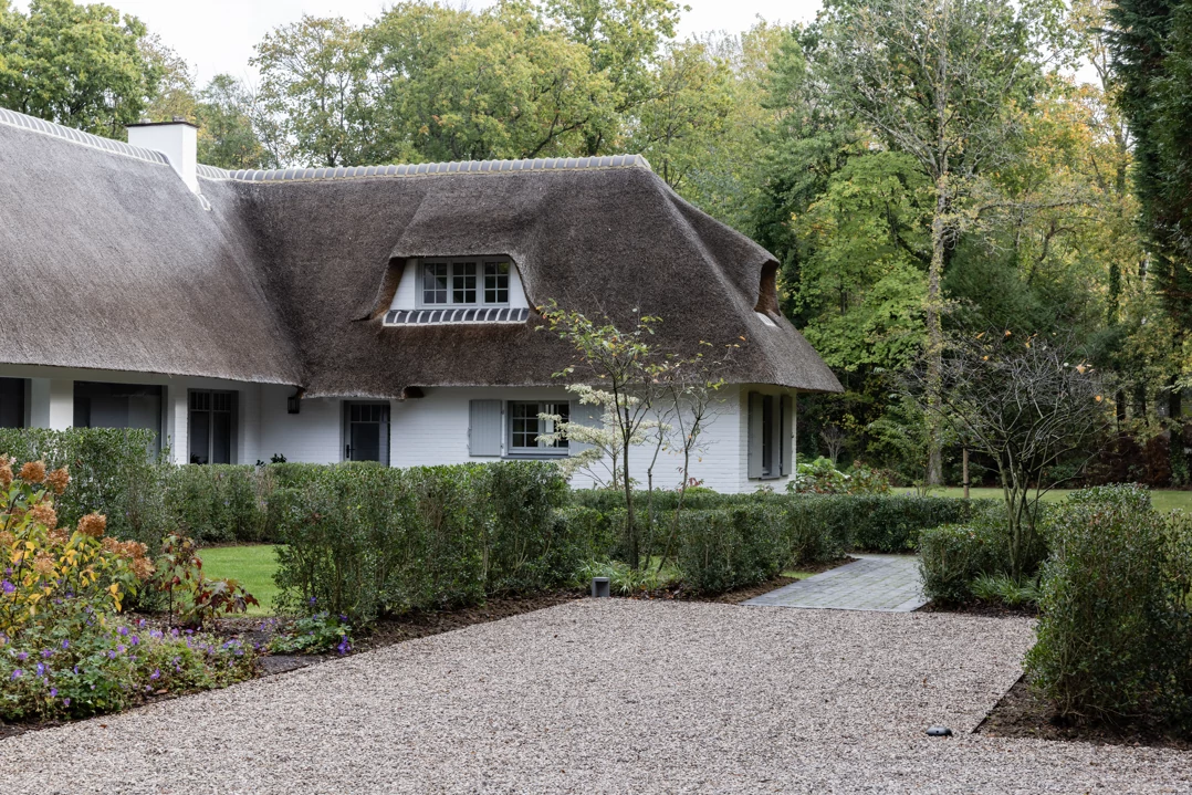 Extension, et rénovation totale d’une maison à toit de chaume.