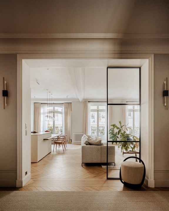 Restauration d’un appartement parisien, dans le pur esprit Haussmannien.
