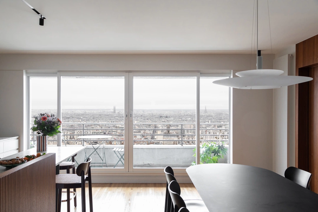 Un appartement moderniste, vue sur les toits de Paris