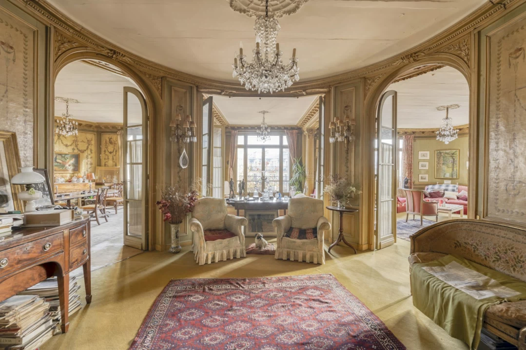 Voici les photos de la première visite de l’appartement « Héritage Parisien », au moment ou les clients nous ont confié le projet.