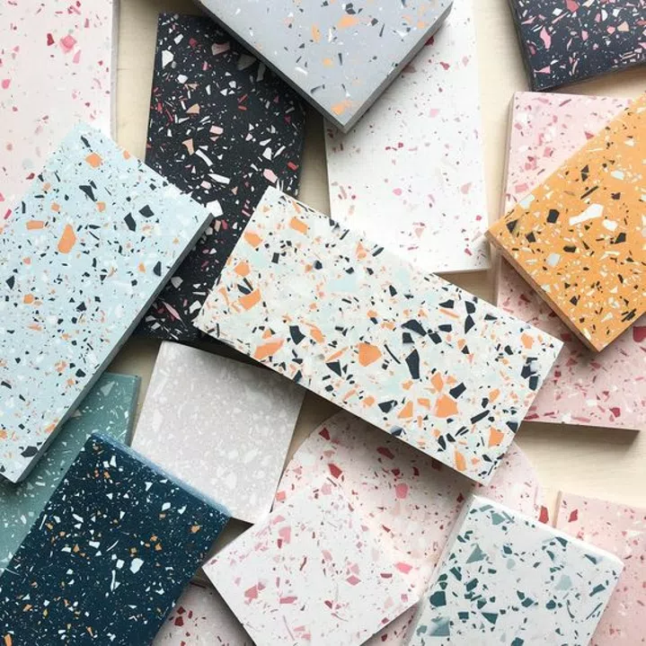 C’est un matériau vieux comme le monde qui revient au goût du jour pour mieux envahir la déco ! Tout droit venu d’Italie, le terrazzo n’est désormais plus cantonné au sol mais ponctue toutes les pièces de la maison de revêtements, mobilier et accessoires colorés et uniques.